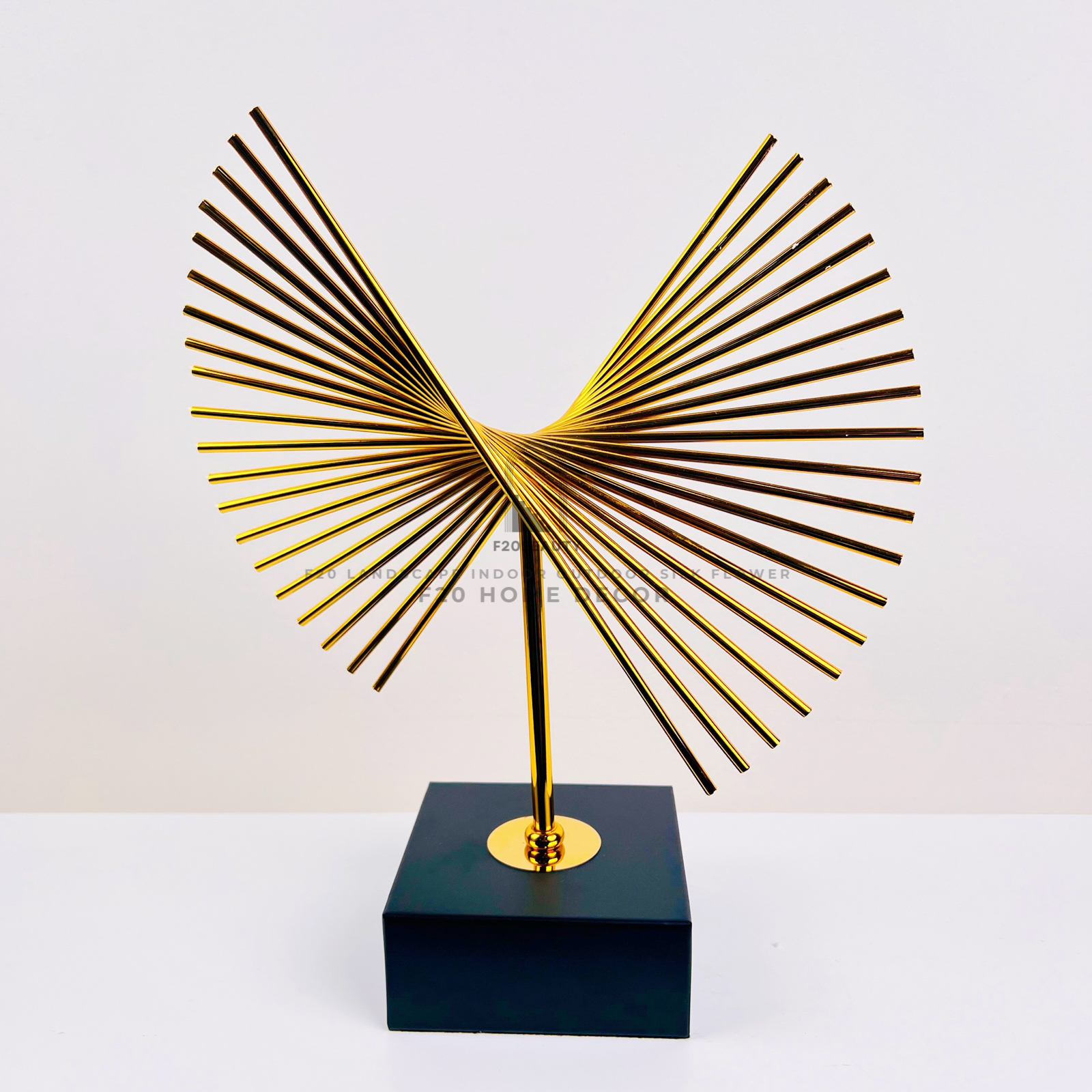 Tượng kim loại mạ vàng kích thước lớn mang đến vẻ đẹp độc đáo cho không gian sống