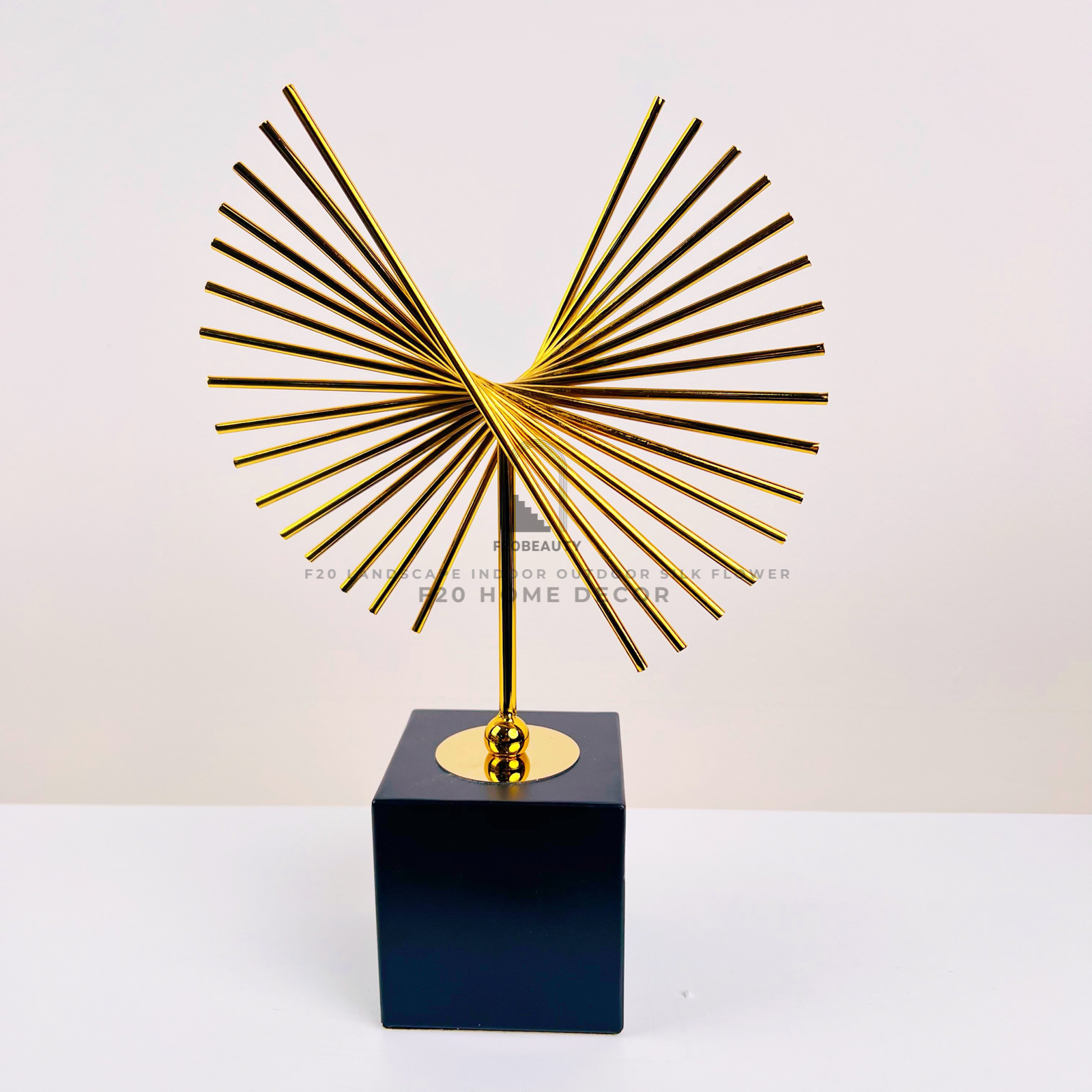 Tượng kim loại mạ vàng kích thước vừa biểu tượng của sự tinh tế và đẳng cấp