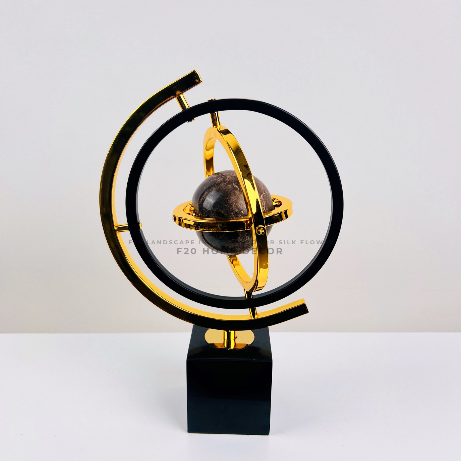 Tượng kim loại hình trái đất xoay vòng: Biểu tượng của sự xoay chuyển và tiến bộ