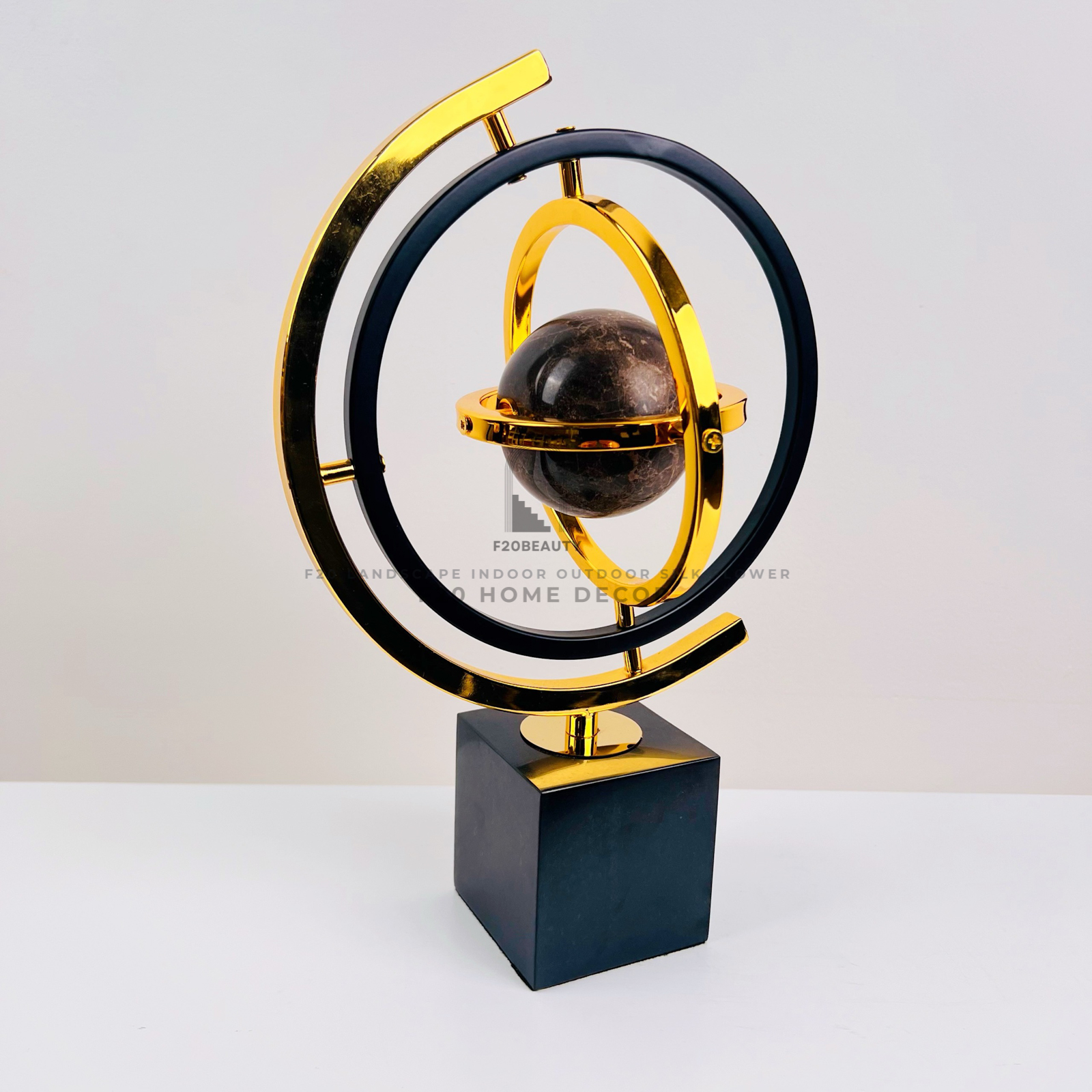 Tượng kim loại hình trái đất xoay vòng