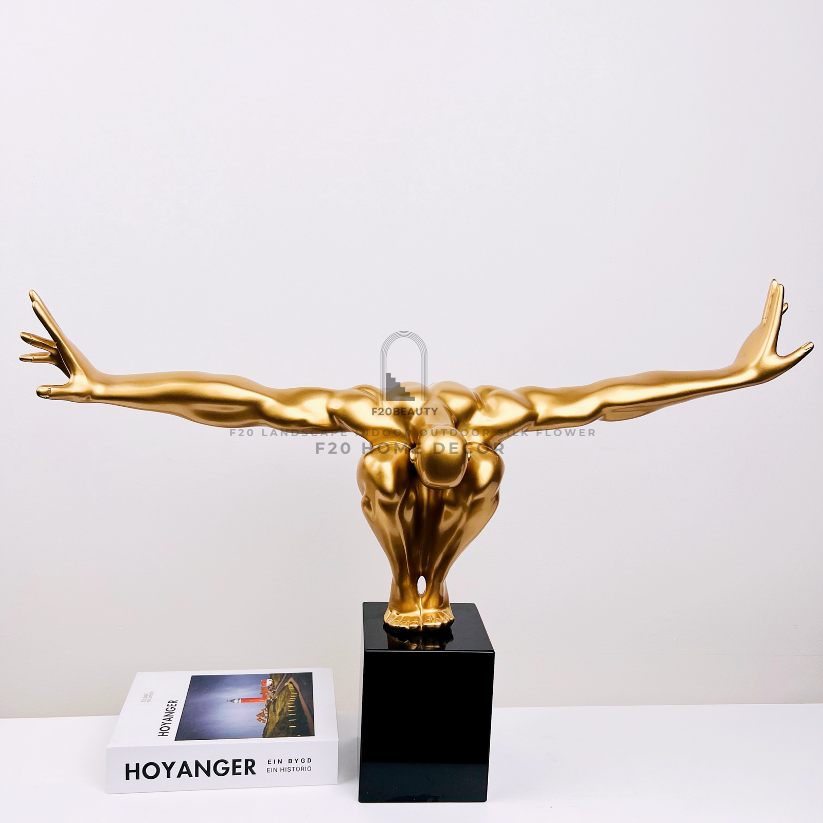 Tượng lực sĩ giang tay bằng kim loại kích thước lớn