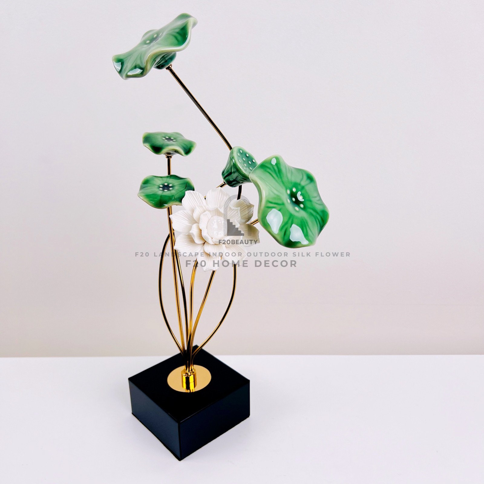 Tượng lá sen sứ kết hợp kim loại tạo nên vẻ đẹp hiện đại