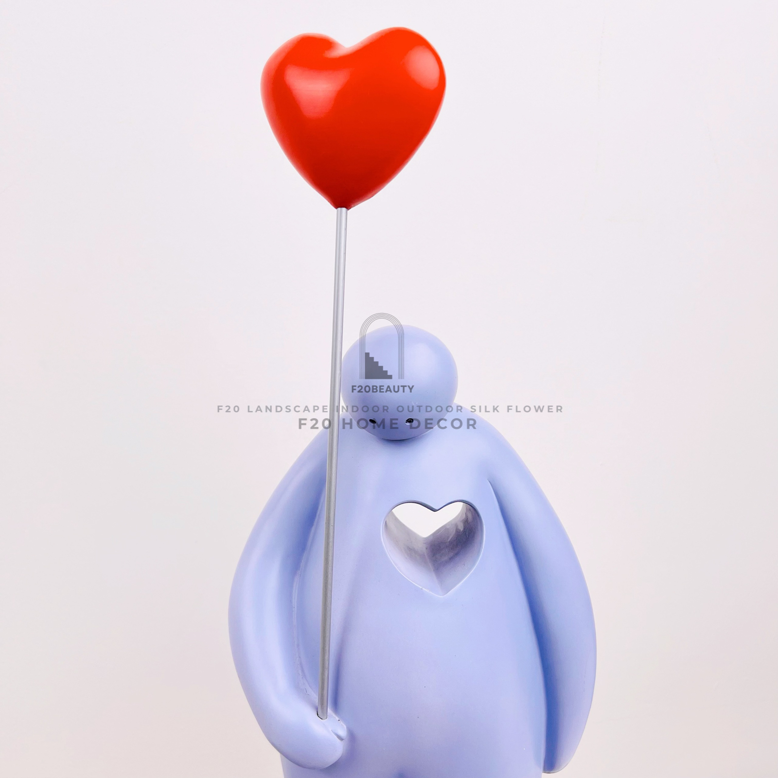 Tượng Bearbrick người cô đơn và trái tim đỏ nổi bật