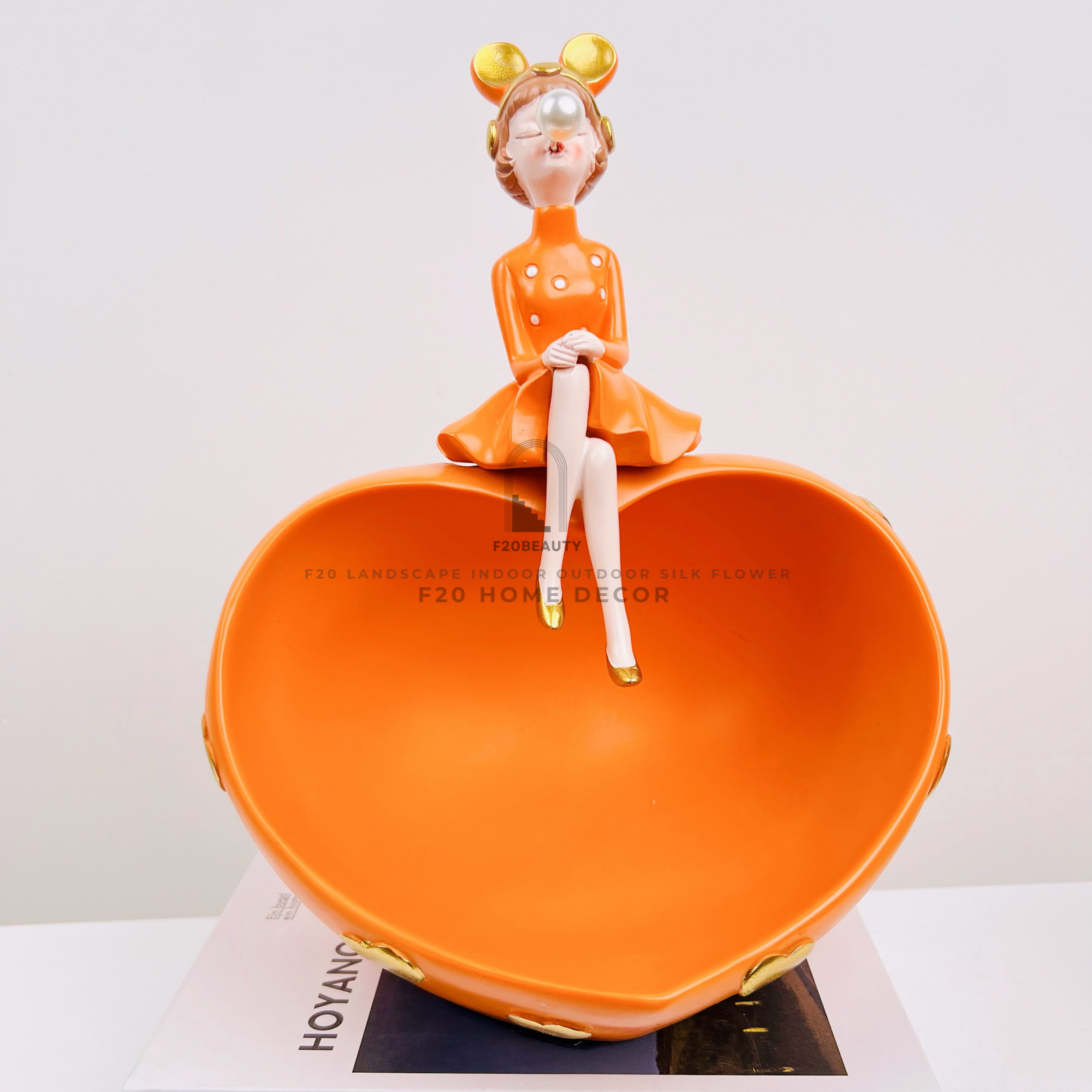 Tượng cô gái đựng kẹo màu cam trang trí không gian nội thất