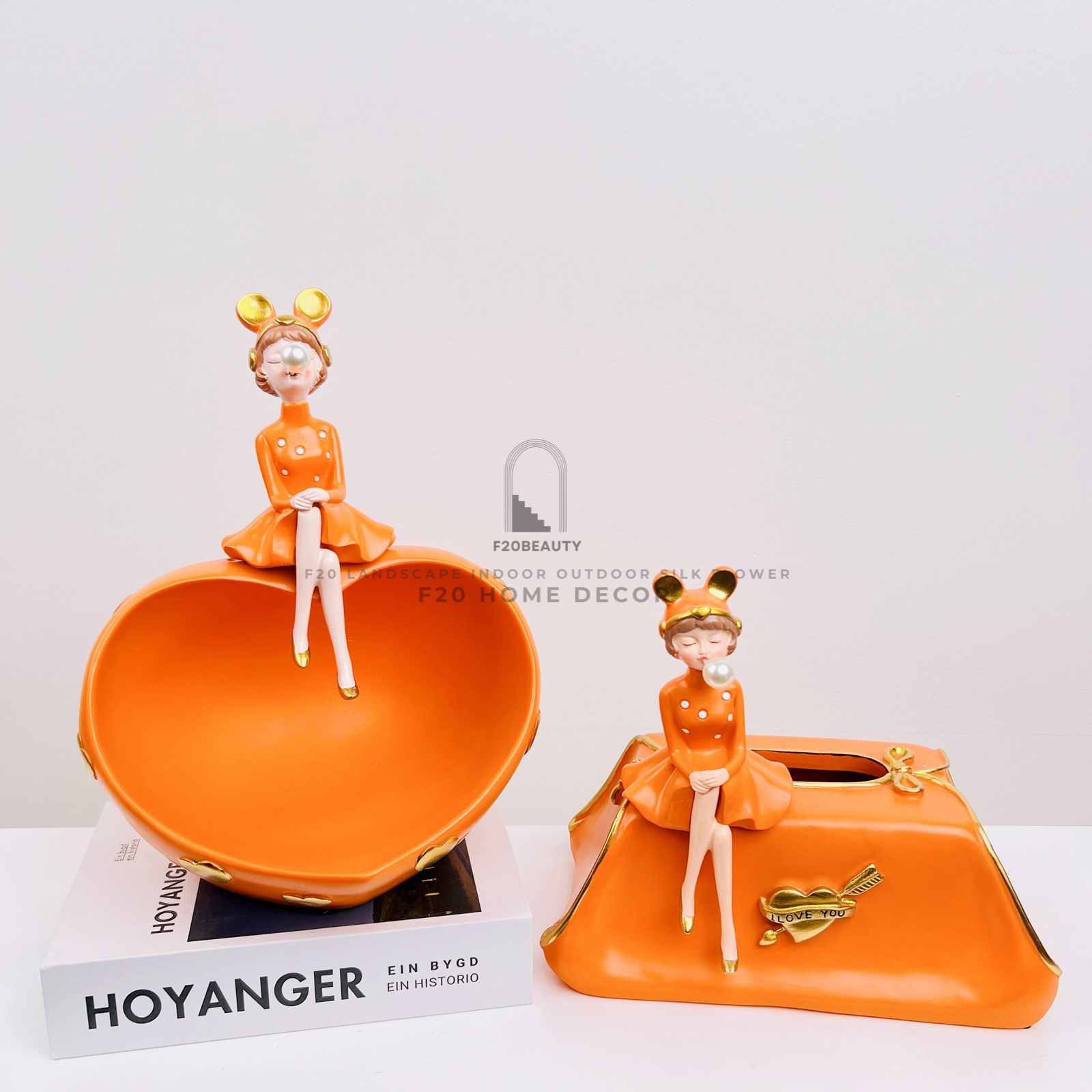 Tượng cô gái đựng khăn giấy, bánh kẹo màu cam trang trí phòng ăn