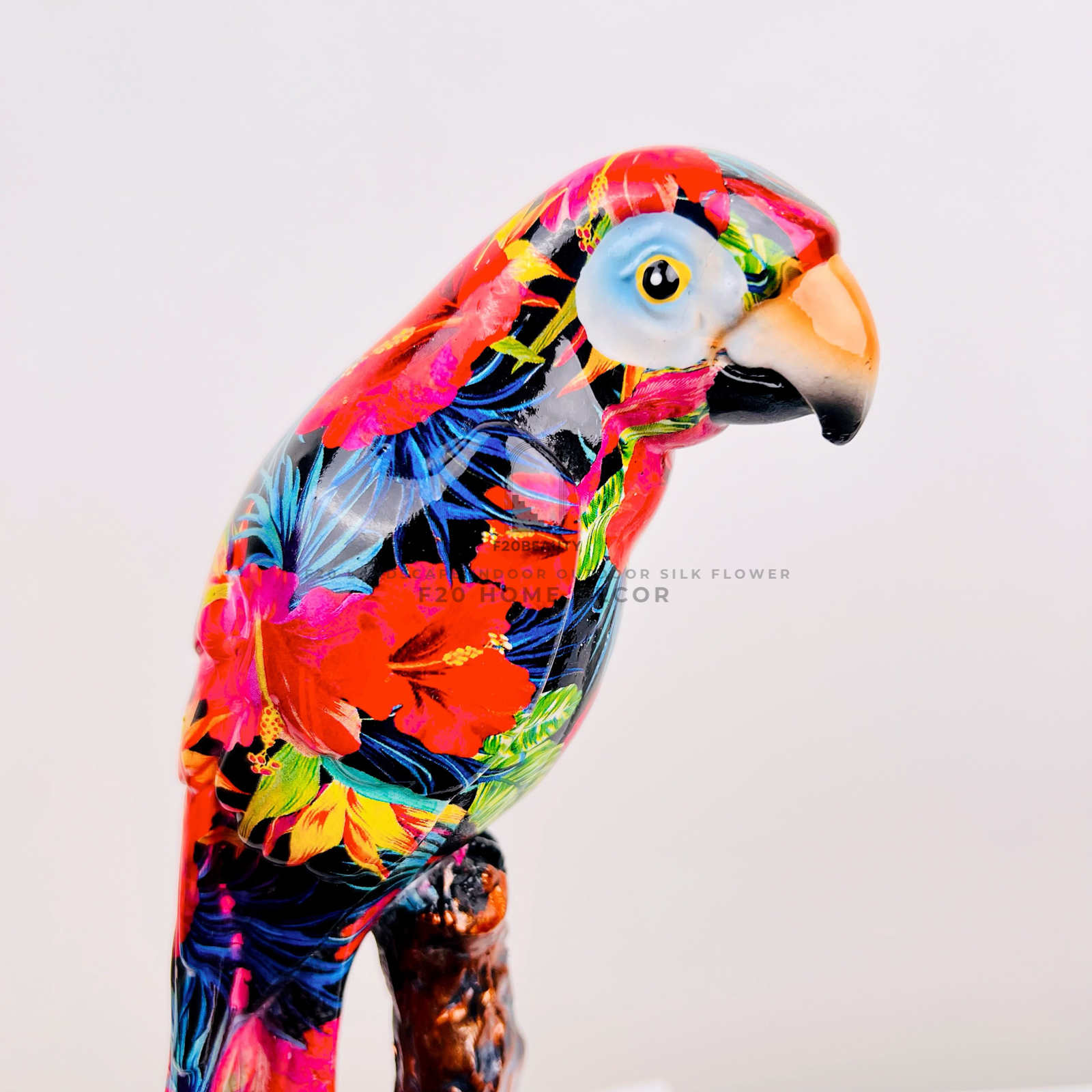 Tượng chim vẹt ngũ sắc thu hút mọi ánh nhìn