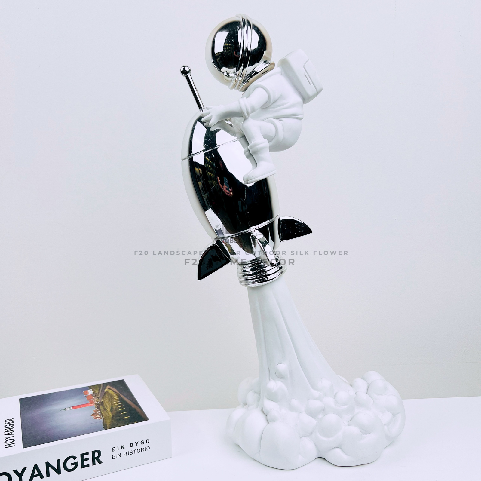 Tượng phi hành gia trên tên lửa - Biểu tượng cho sự tiến bộ của nhân loại