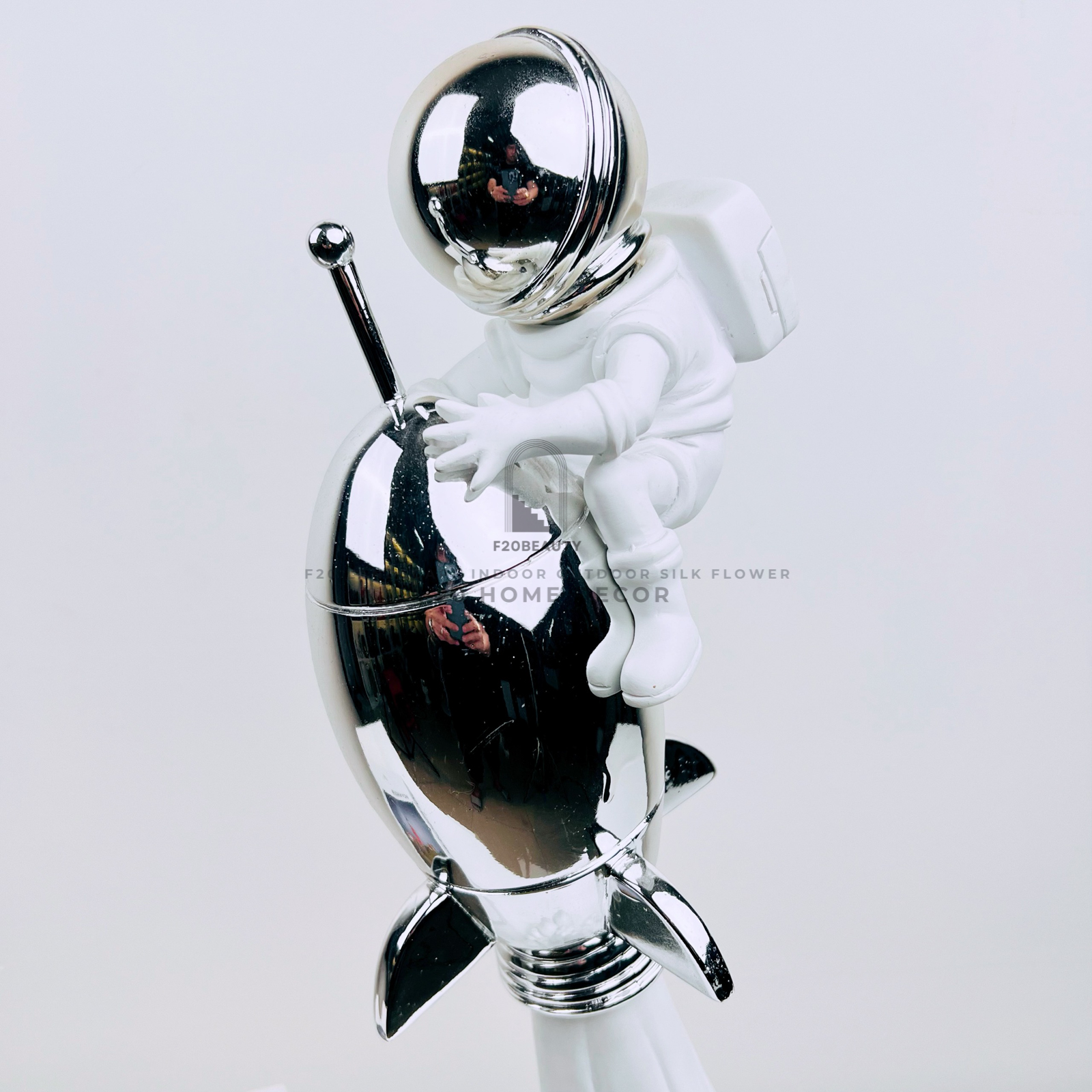 Tượng phi hành gia trên tên lửa - Món quà cho những tâm hồn yêu thích khoa học