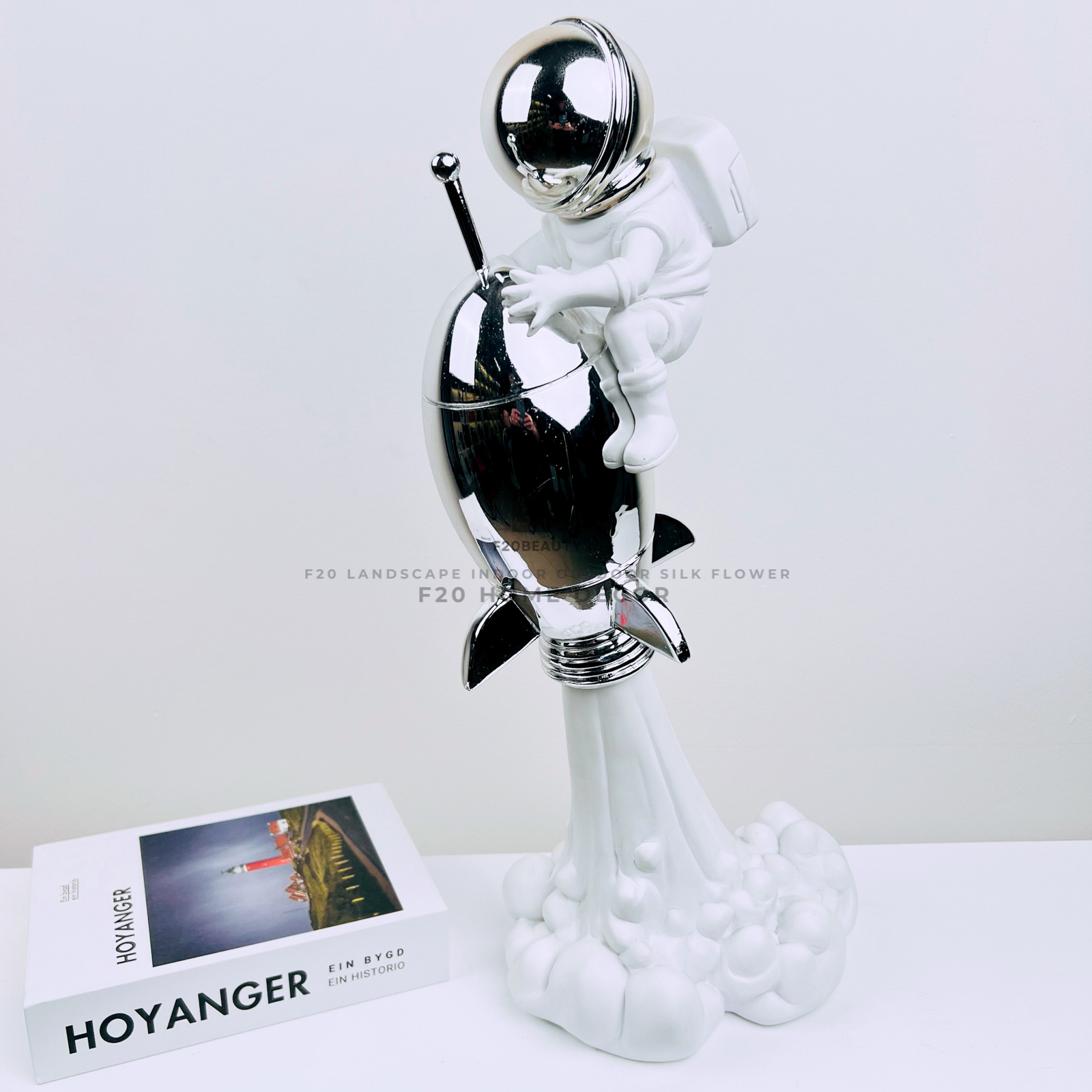 Tượng phi hành gia du hành - Truyền cảm hứng về sự phiêu lưu và khám phá