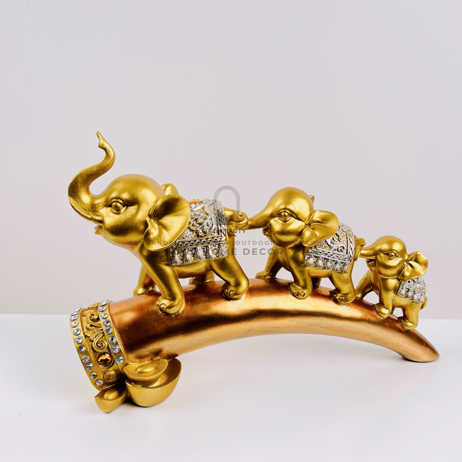 Tượng ba chú voi nối đuôi nhau trên cầu