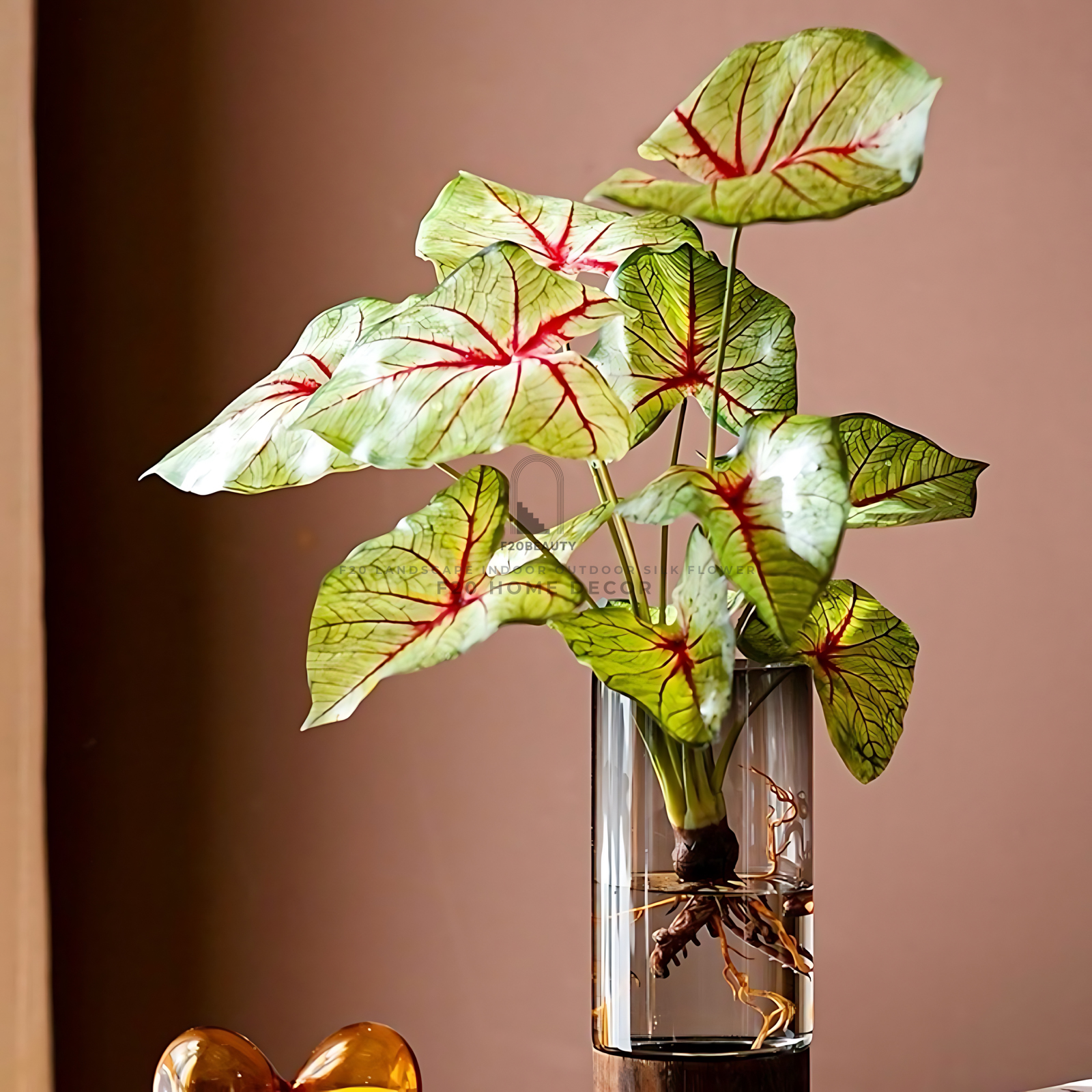 Hình ảnh cành cây Môn Đốm Caladium giả trong bình lọ thủy tinh sang trọng