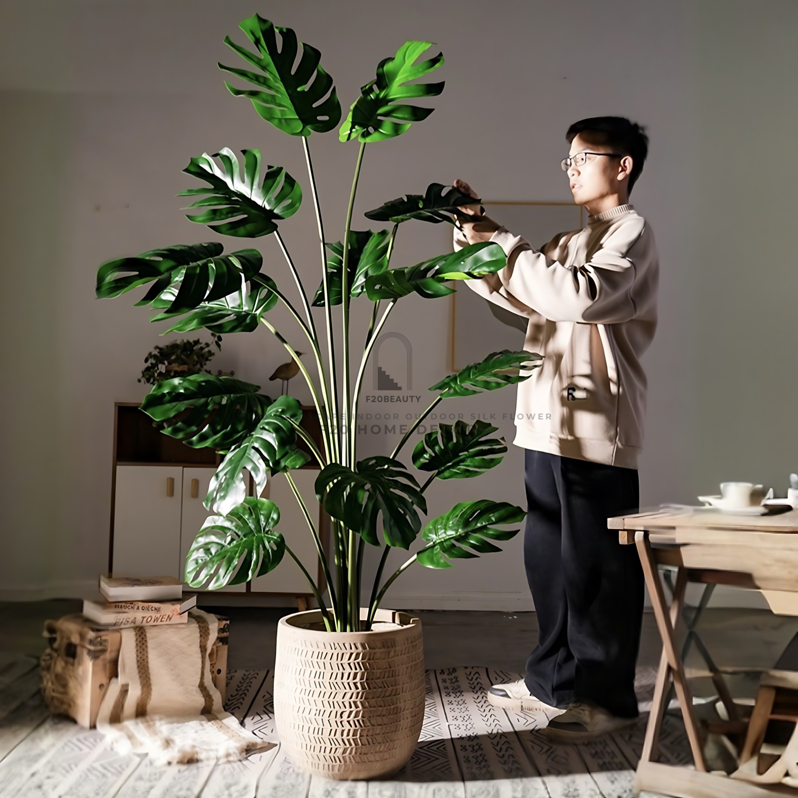 Cây Monstera trầu bà lá xẻ giả trang trí trong phòng