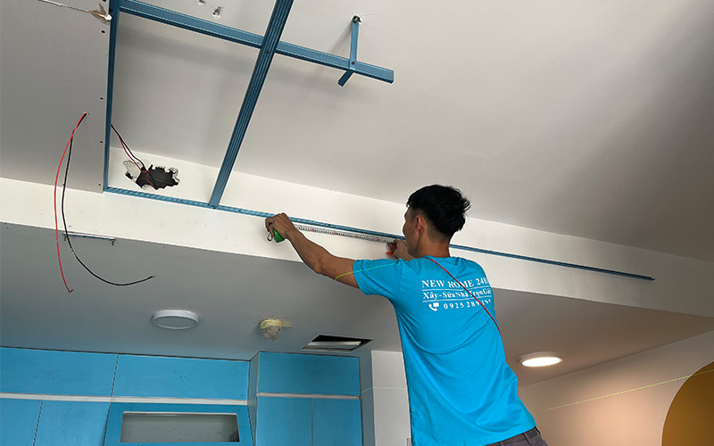 Hình ảnh công nhân đang thi công trần thạch cao với tốc độ nhanh chóng