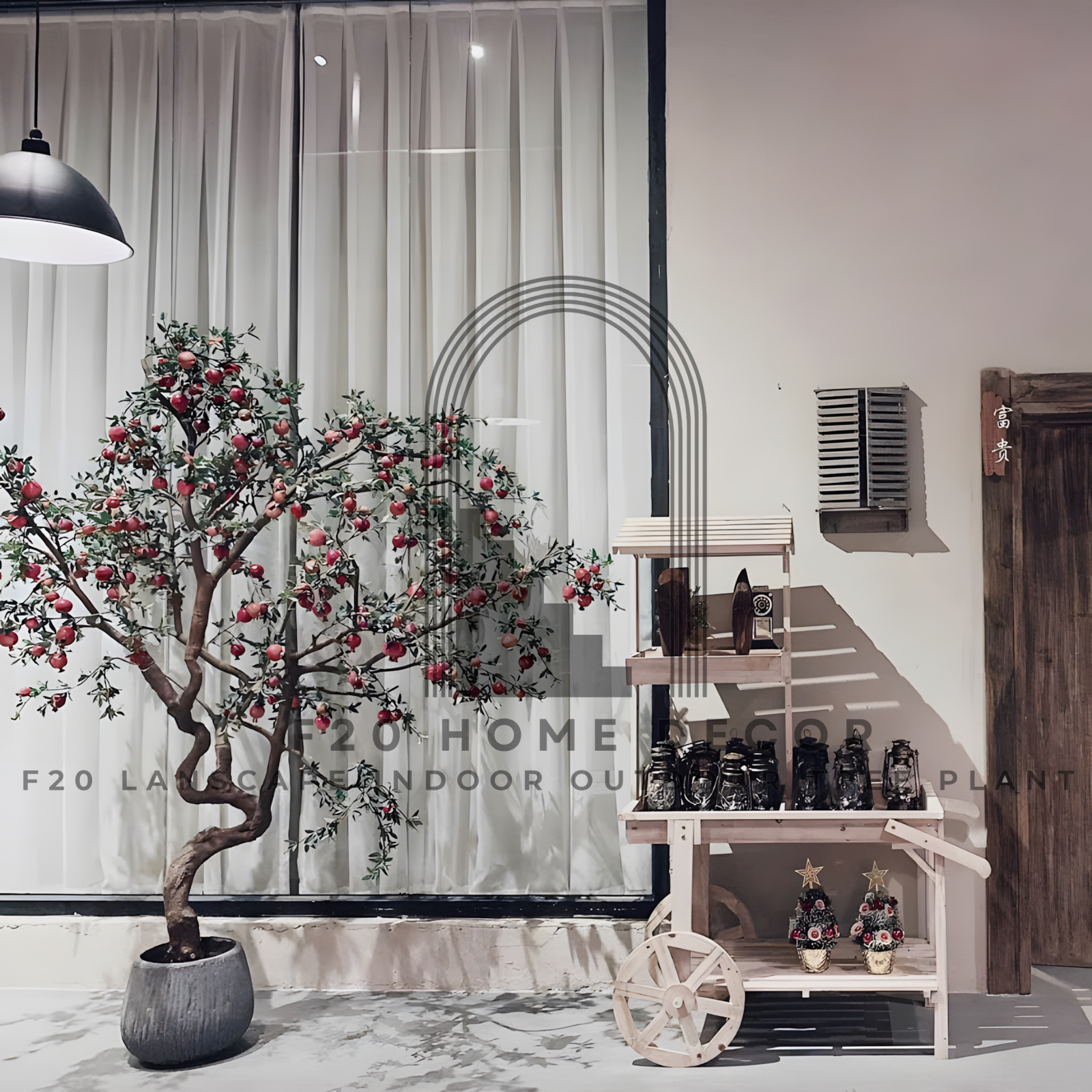 Cây lựu giả Bonsai trang trí trước cổng quán cafe