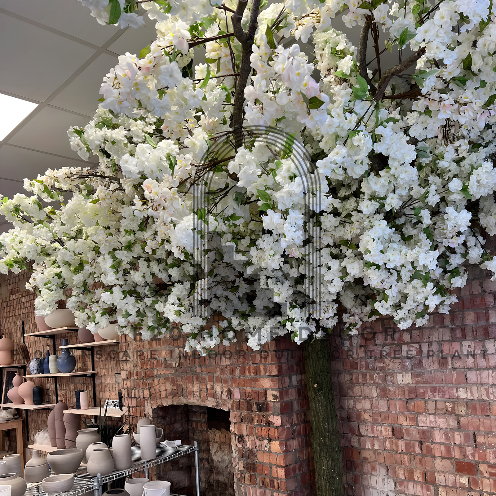 Cây hoa anh đào trắng giả thu hút tài lộc, sinh khí, với màu sắc bắt mắt đẹp như cây thật