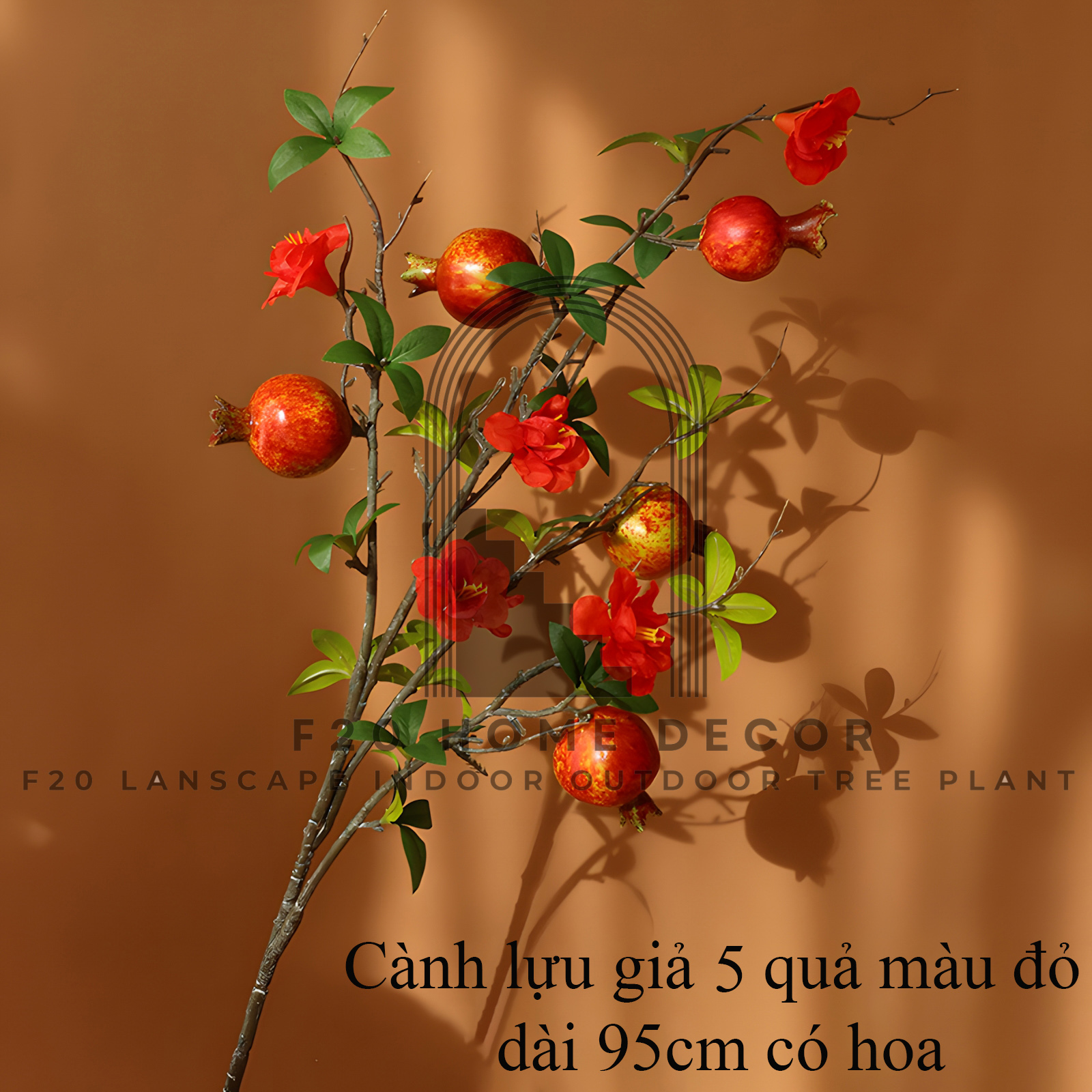 Cành lựu với 5 quả màu đỏ tạo cảm giác thăng hoa