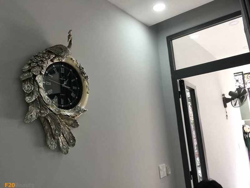 dong-ho-treo-tuong-cao-cap-chim-cong-hanh-phuc-01