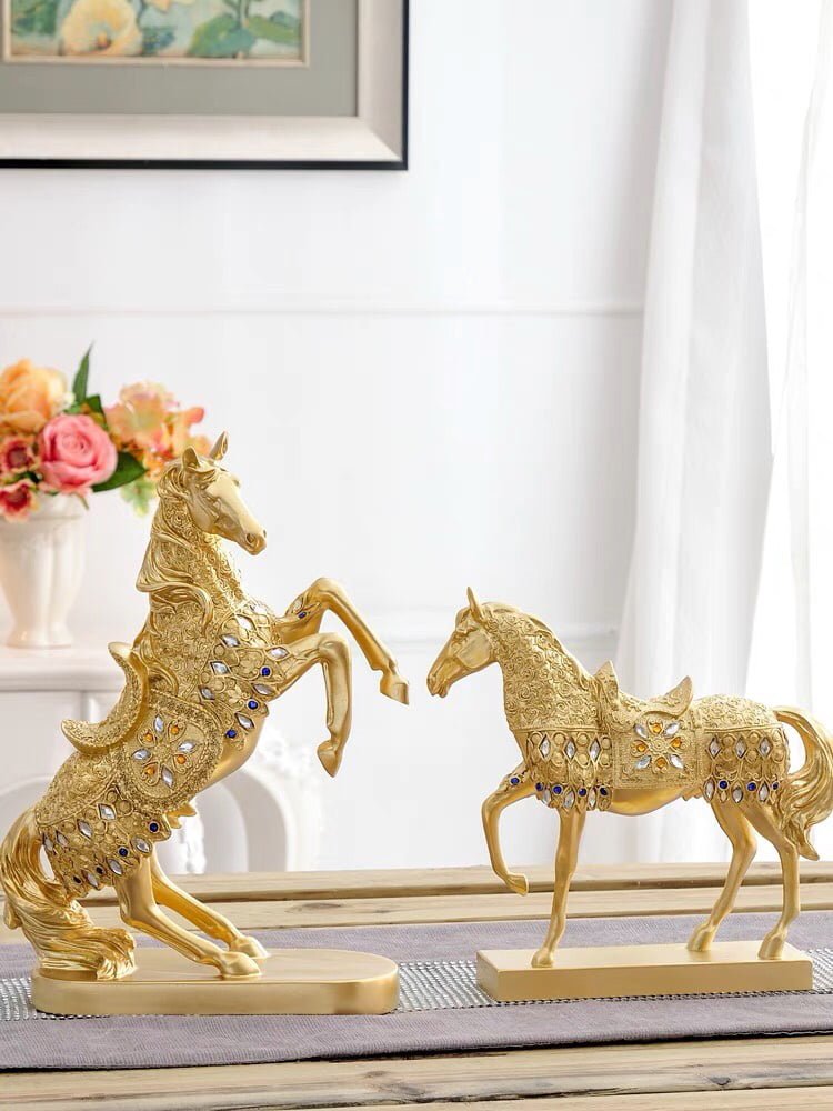 tuong-ngua-vang-trang-tri-hien-dai-3