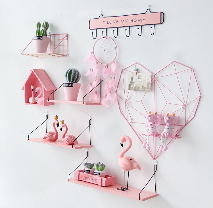 ke-treo-tuong-phong-cach-romatic-mau-hong