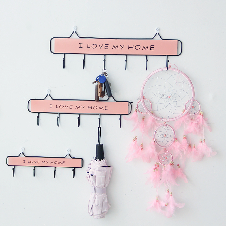 ke-treo-tuong-phong-cach-romatic-mau-hong-1