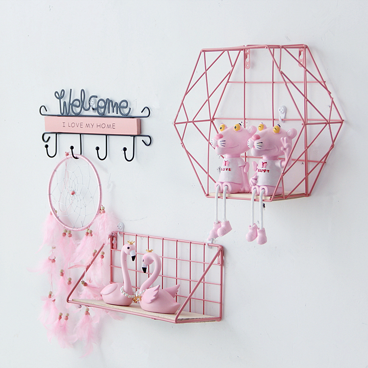 ke-treo-tuong-phong-cach-romatic-mau-hong-2