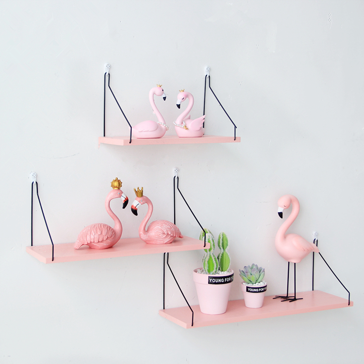 ke-treo-tuong-phong-cach-romatic-mau-hong-3