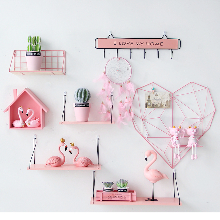 ke-treo-tuong-phong-cach-romatic-mau-hong-4