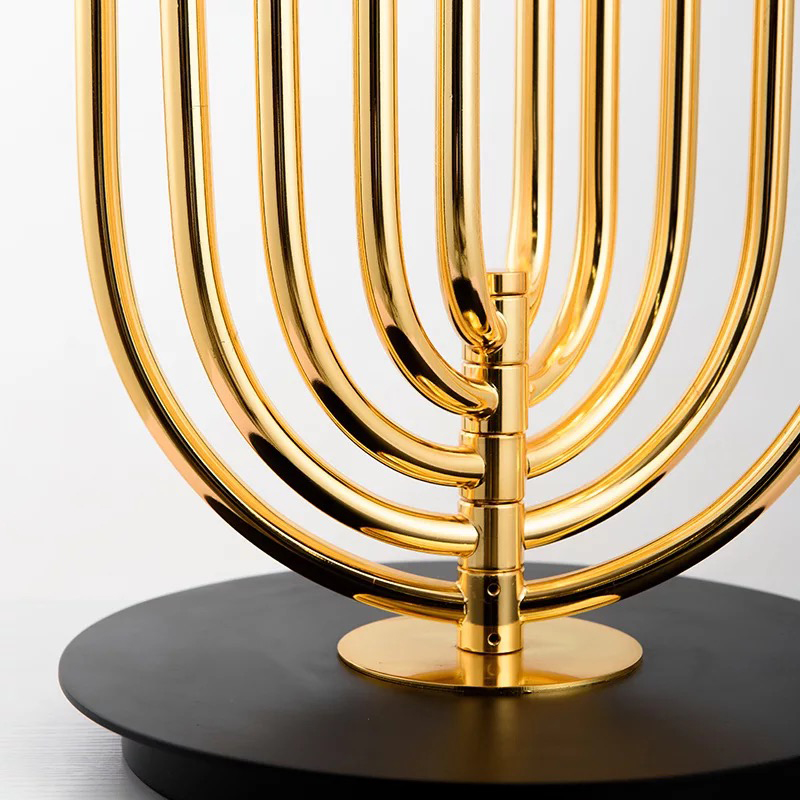 den-trang-tri-gold-geometric-phong-cach-chau-au-2