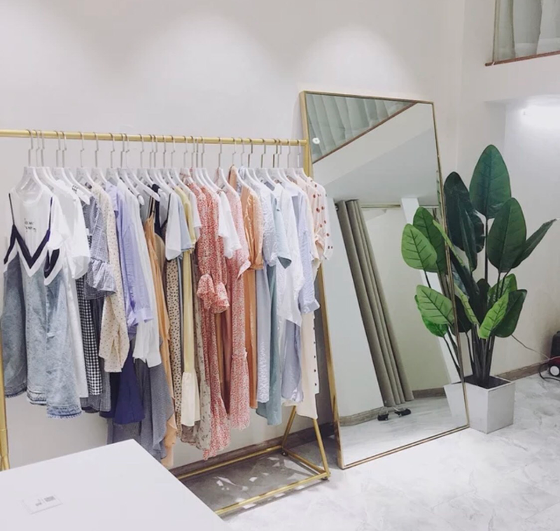 trang-tri-shop-thoi-trang-bang-cay-canh-gia