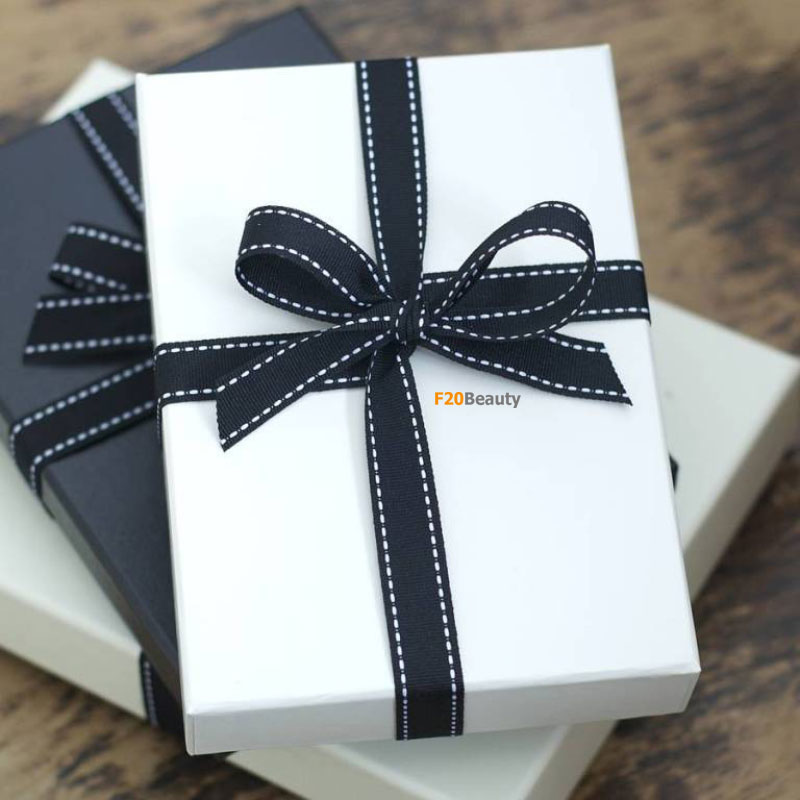 Đồng hồ treo tường Nomon sau khi được đóng gói thành quà tặng