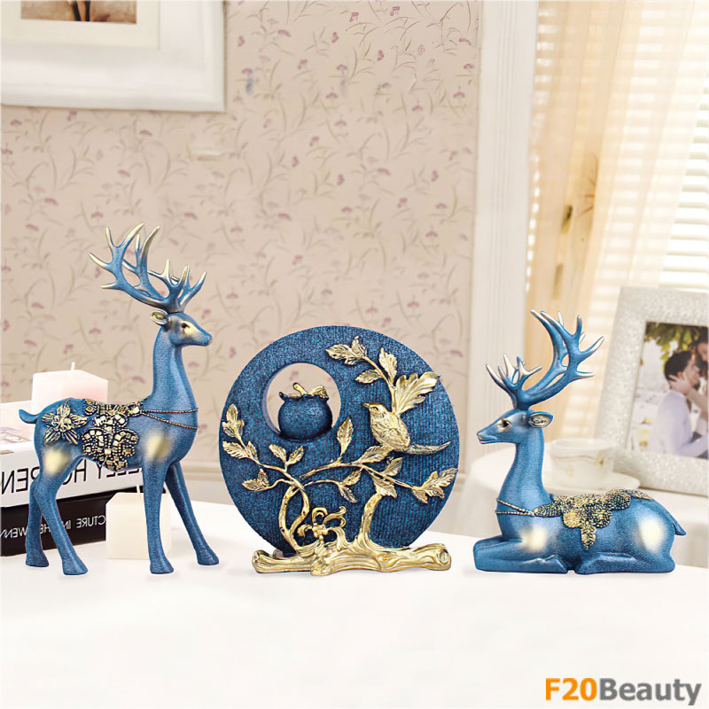 Bộ tượng nai xanh bên chim sẻ vàng tô điểm cho không gian ngôi nhà